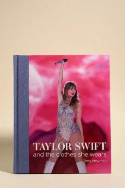 Flying Kiwi Taylor Swift and the Clothes She Wears